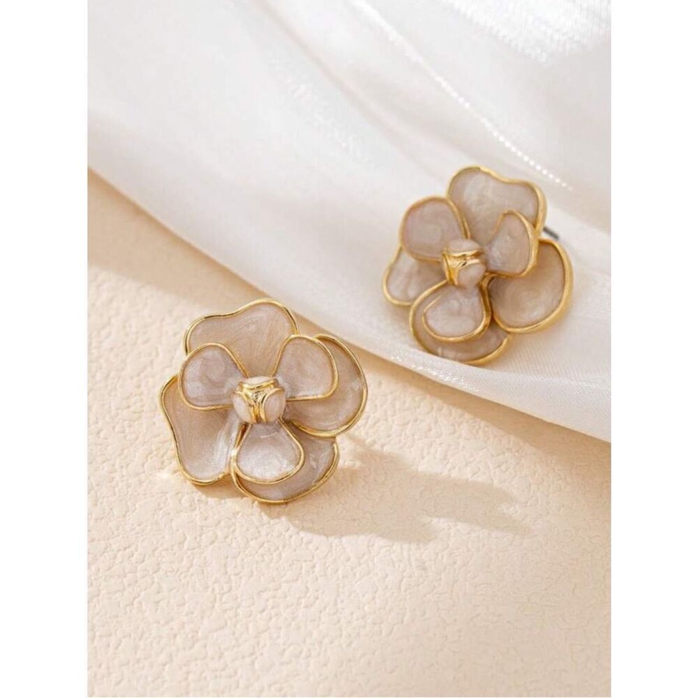 Beige Flower Stud Earrings A1825